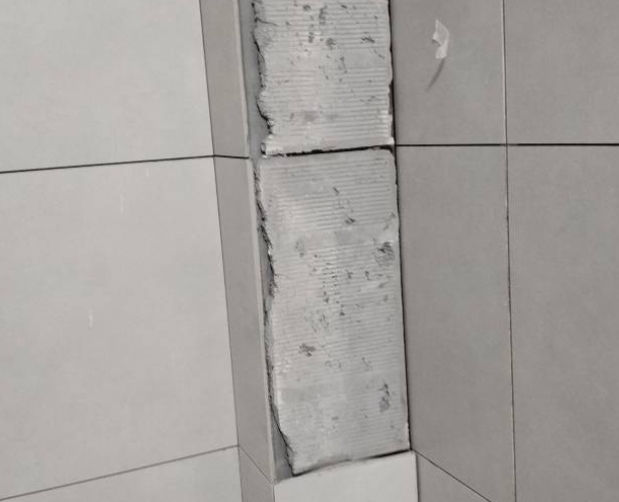 香河瓷砖空鼓维修公司分享下瓷砖施工前基层浇水润湿程度不足，可能导致以下问题