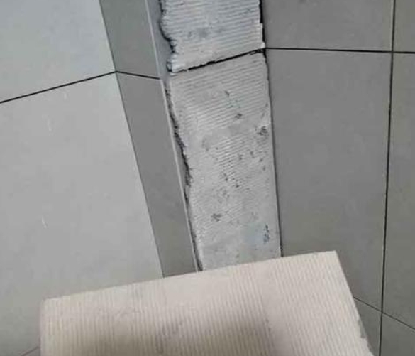香河瓷砖空鼓维修公司分享下厨房瓷砖脱落的补救措施。
